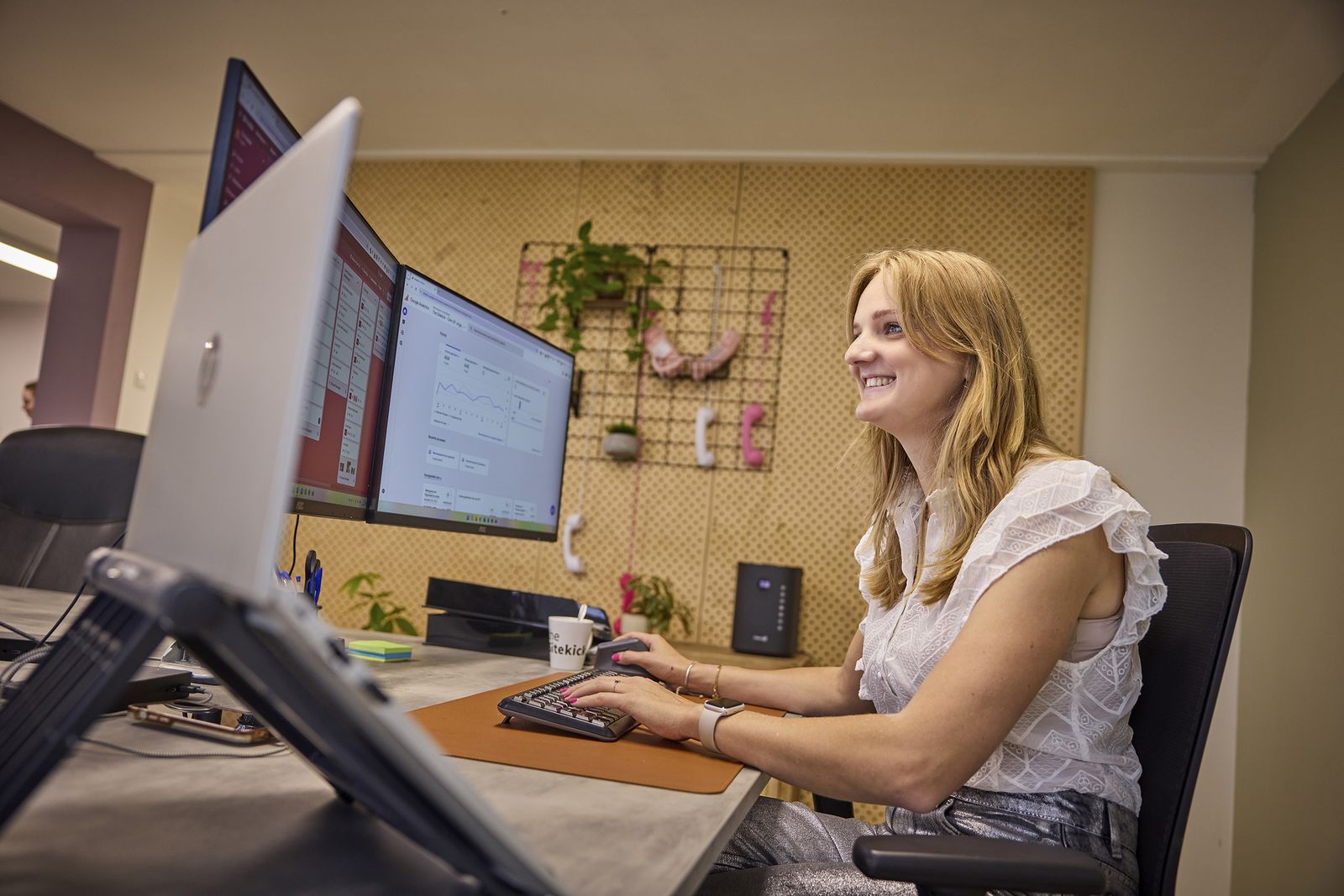 Iris van der Heijden aan het werk op kantoor in Bladel