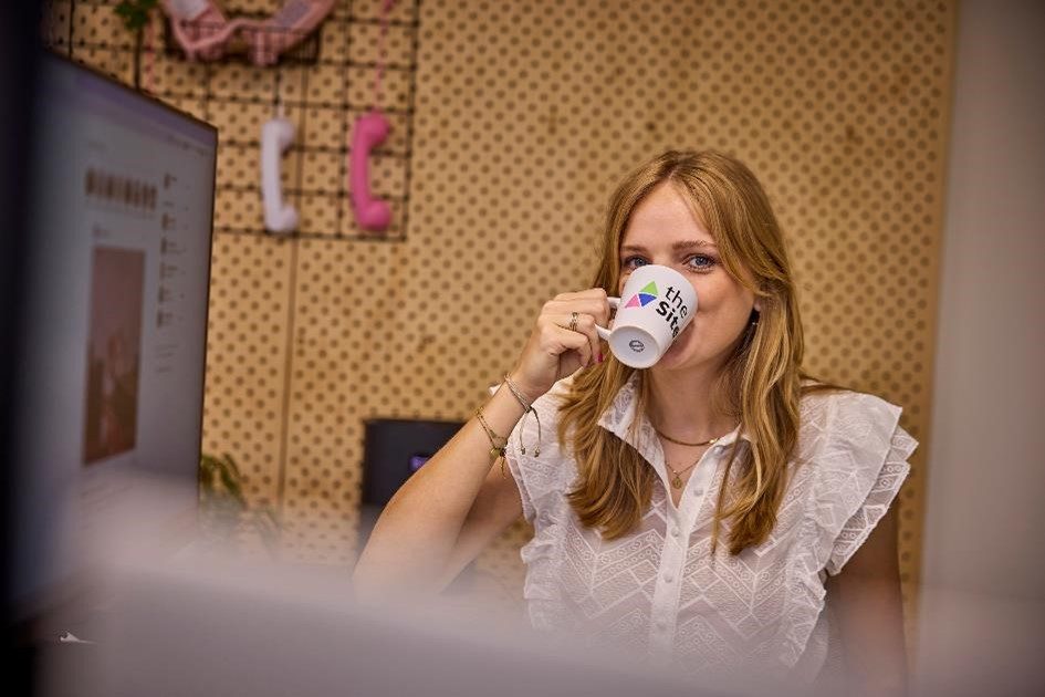 Iris van der Heijden in gesprek met een klant